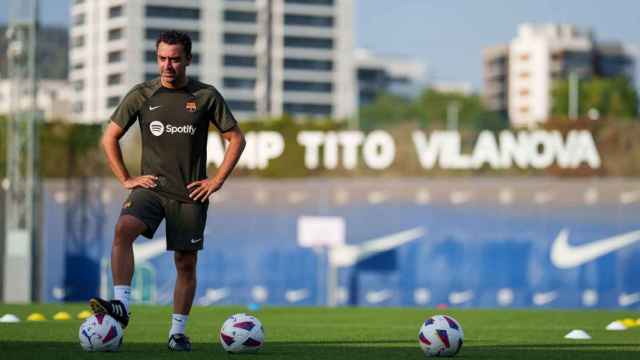 Xavi Hernández dirige un entrenamiento del Barça en la Ciutat Esportiva