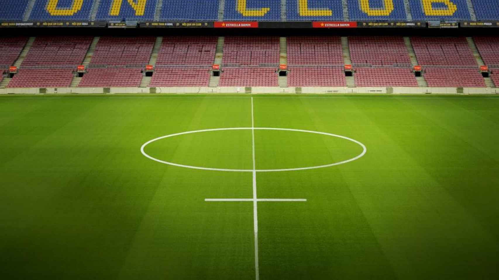 El Barça dibuja el símbolo femenino en el centro del campo del Camp Nou