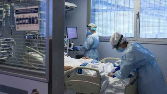 Sanitarios atienden a un paciente con Covid en un hospital catalán
