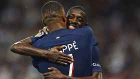 El abrazo entre Mbappé y Dembelé, tras un gol del PSG