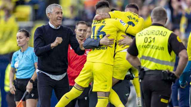 Setién festeja con los jugadores un gol del Villarreal