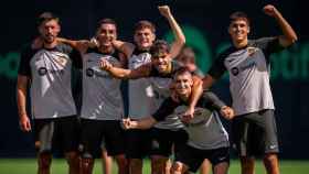 Los jugadores del Barça celebran un triunfo en un partido de entrenamiento