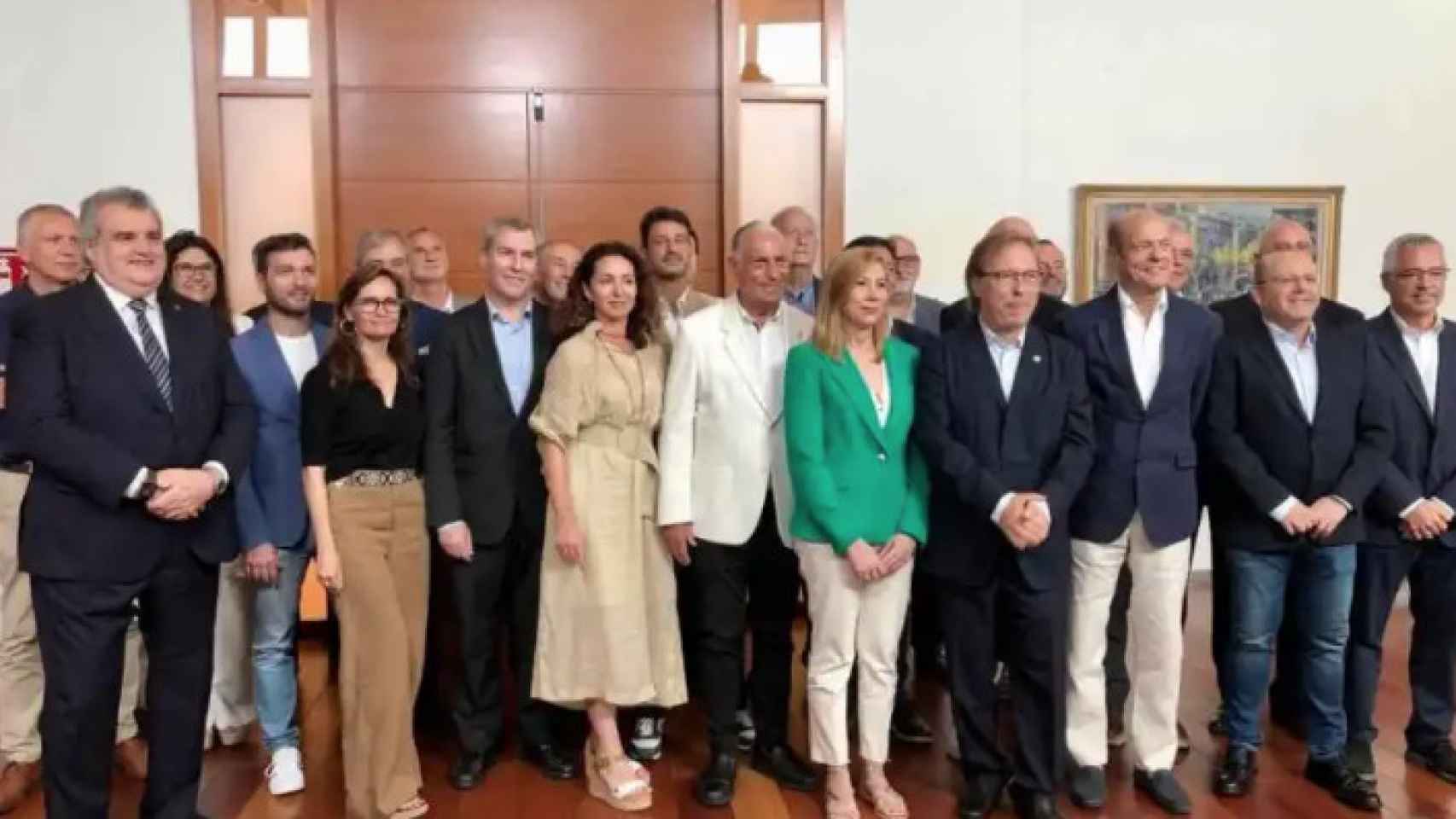 Josep Santacreu (4, derecha) junto al resto de miembros de su candidatura