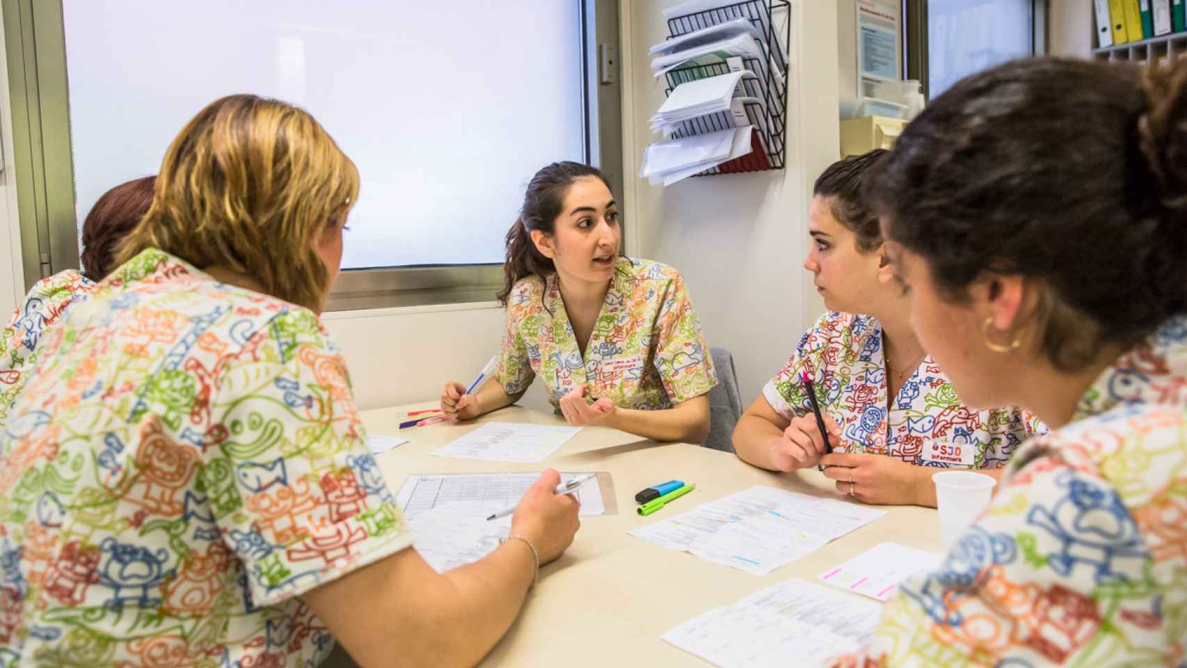 Enfermeras y TCAEs intercambian información en el cambio de turno del área de hospitalización de salud mental del Hospital Sant Joan de Déu de Barcelona