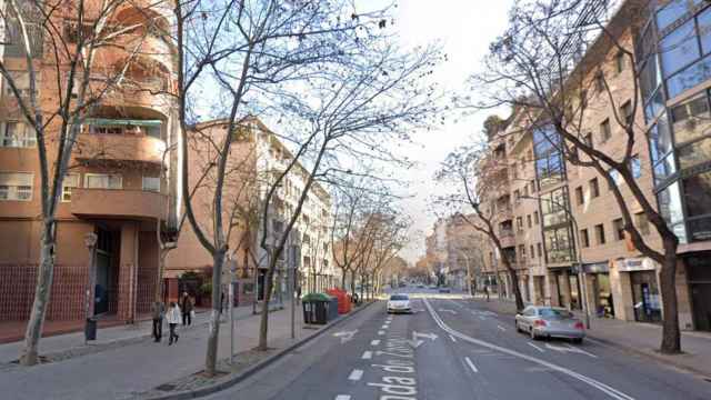 Ronda Zamenhof, en Sabadell (Barcelona), donde este domingo cayó una farola sobre una viandante, dejándola en estado grave