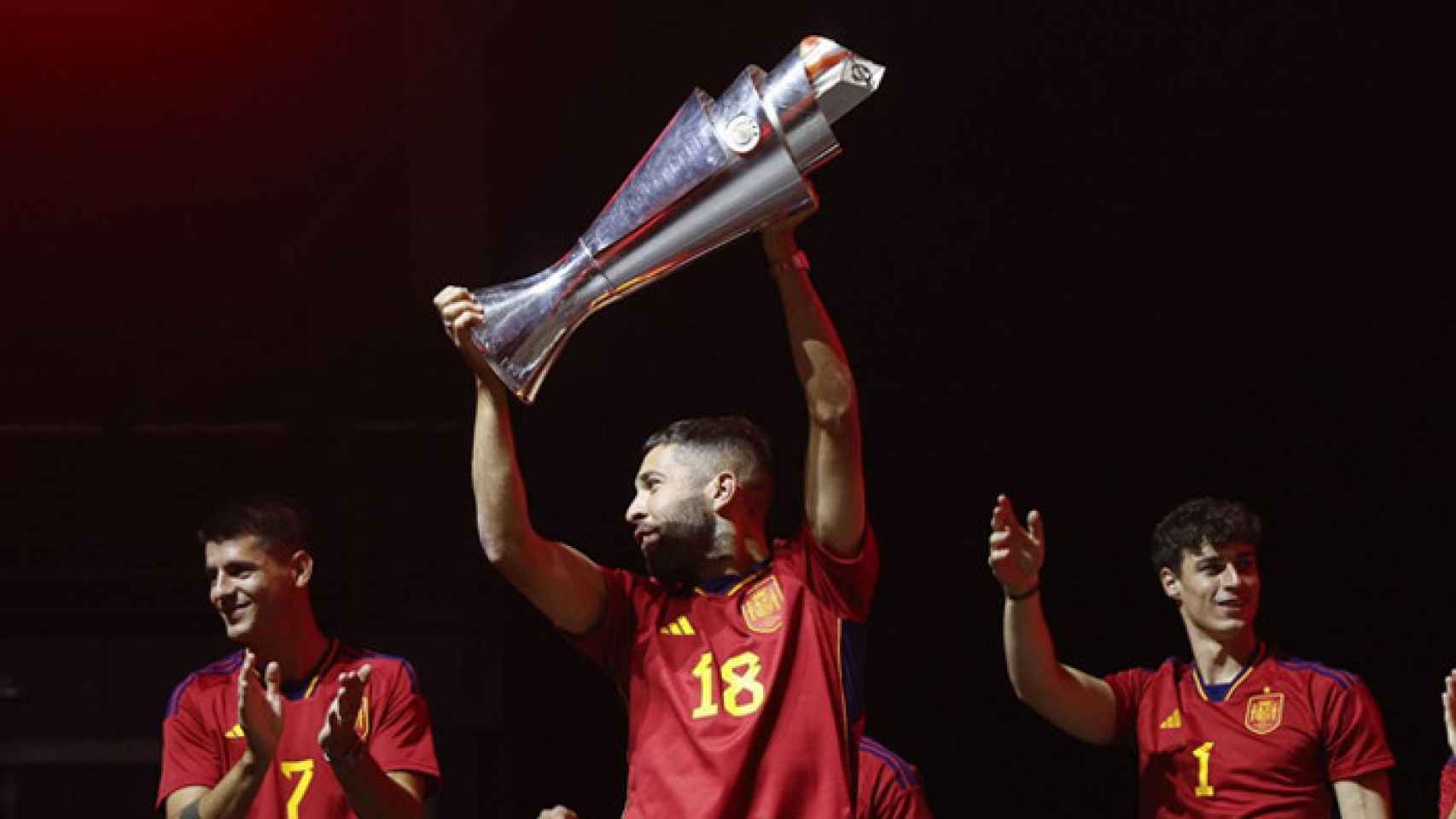 Jordi Alba levanta el trofeo de la Nations League en la celebración de la selección