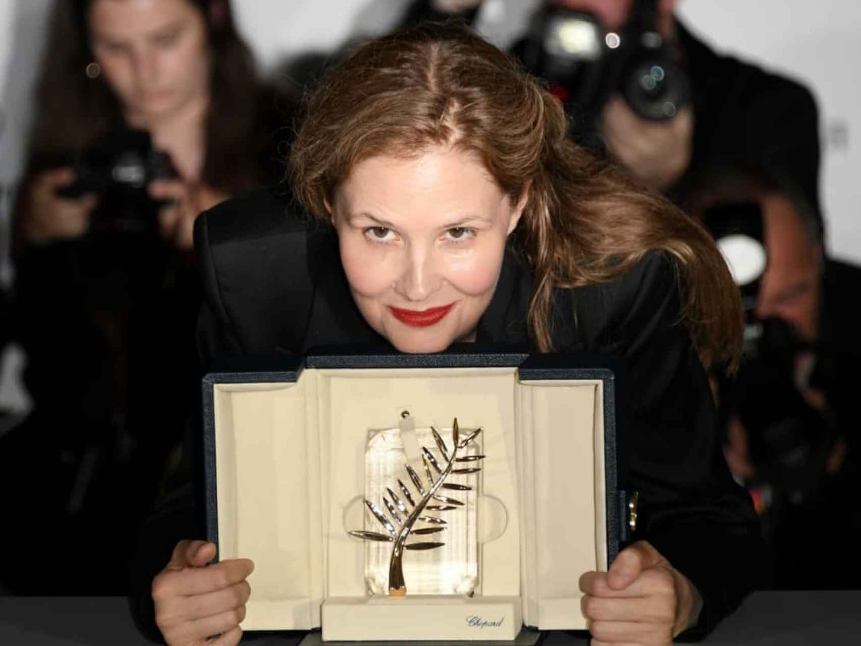 Justine Triet con la Palma de Oro de Cannes
