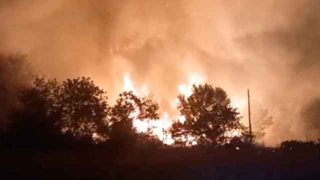 El incendio en Mont-roig del Camp que ha obligado a desalojar una urbanización