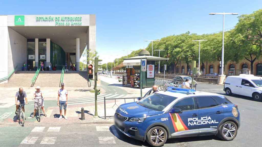Estación de autobuses de Sevilla en la que ha aparecido el cuerpo sin vida de un hombre