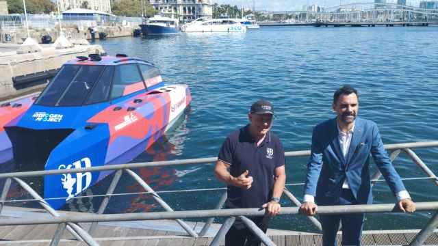 Grant Dalton y Roger Torrent junto a la embarcación cedida por Copa América