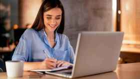 Una joven participa de un curso de formacion online