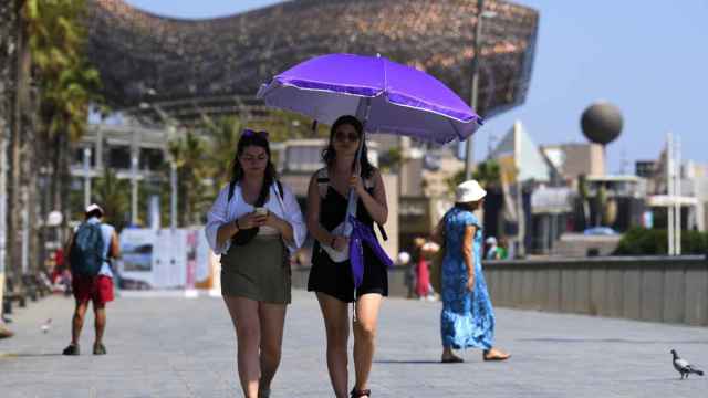 Turistas en el frente marítimo de Barcelona