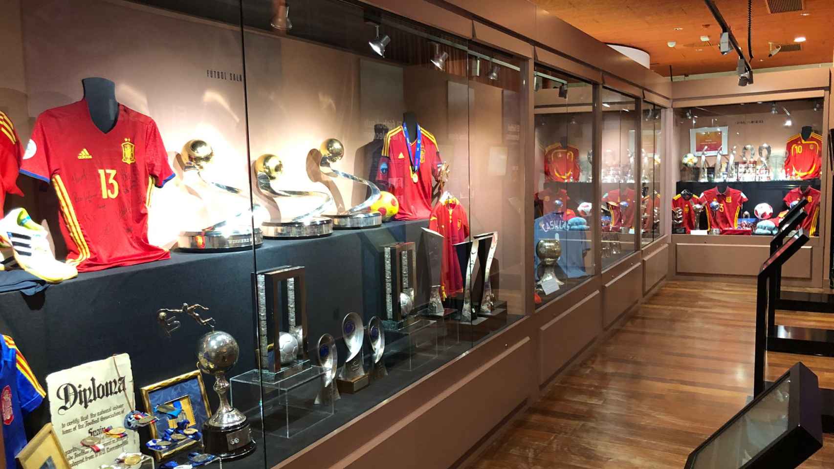Al fondo, la vitrina dedicada a la selección femenina en el Museo de la RFEF