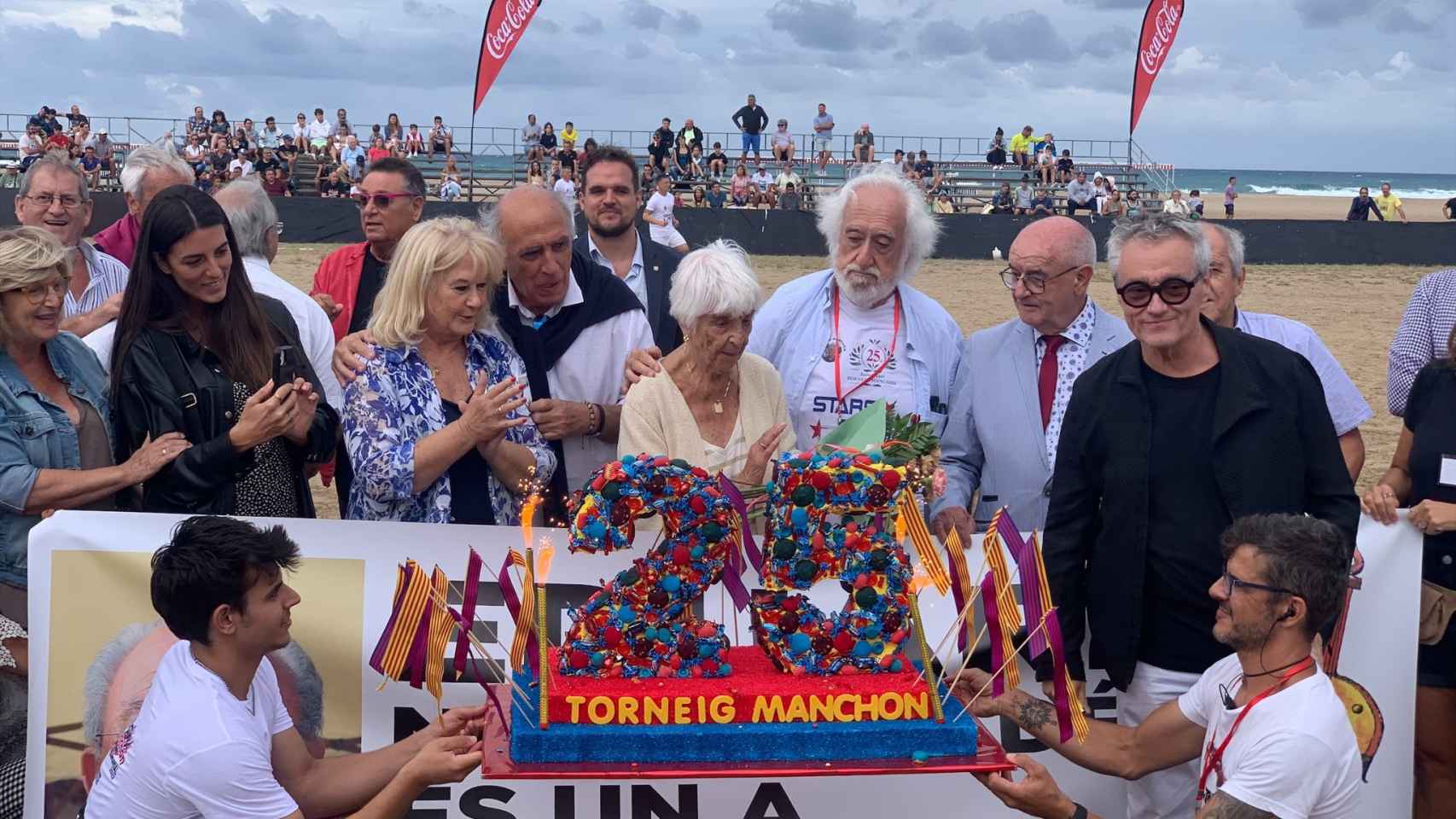 Roser, la viuda de Eduard Manchón, sopla un pastel para la 25ª edición del torneo de homenaje al exfutbolista del Barça