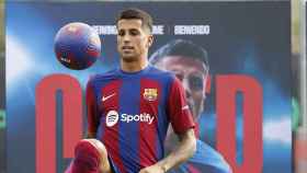 Joao Cancelo, dando toques de balón, en su presentación en el Barça