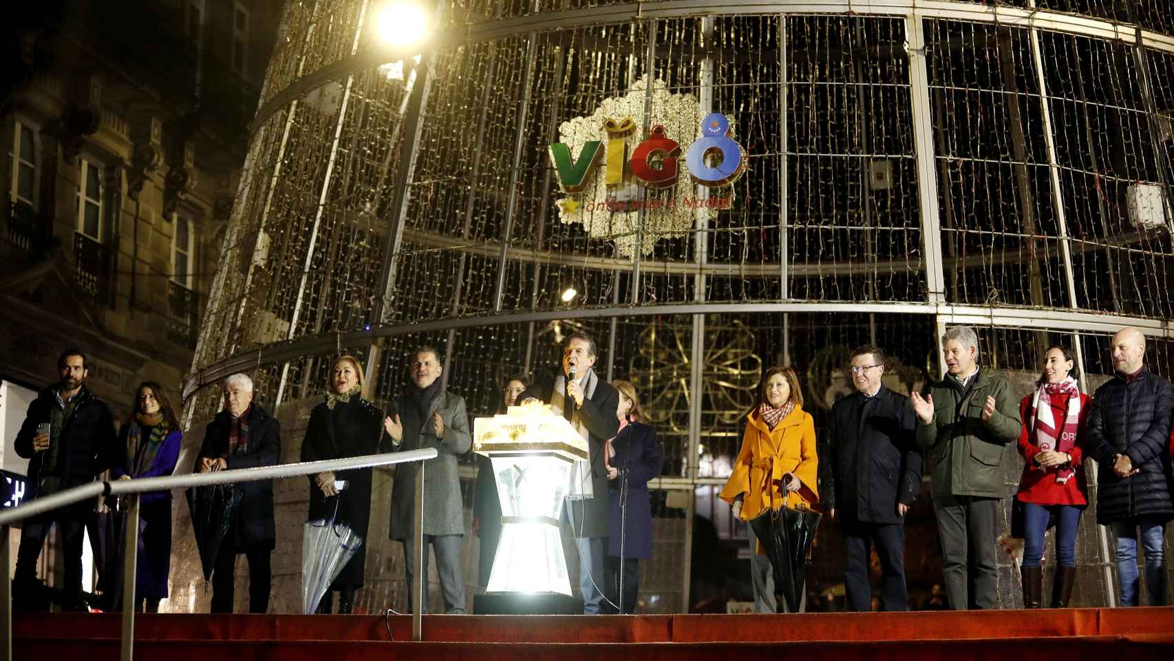 El alcalde de Vigo, Abel Caballero, durante el apagado de las luces de Navidad