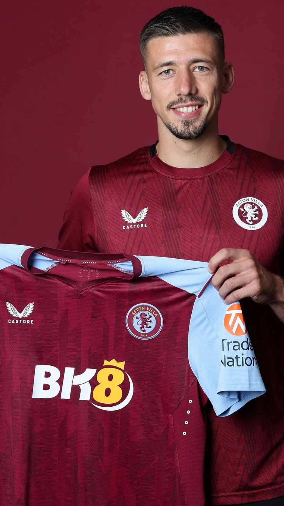 Clément Lenglet posa con la camiseta del Aston Villa