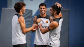Joao Cancelo y Joao Félix, junto a Ferran Torres, en un entrenamiento del Barça
