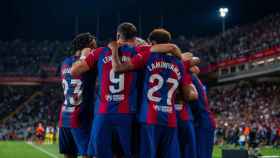 El abrazo de los jugadores del Barça tras ganar un partido en Montjuïc