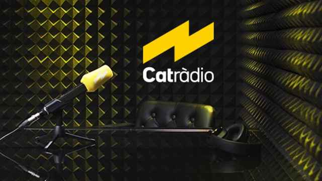 El nuevo logo de Catalunya Ràdio, tras un micrófono de la emisora