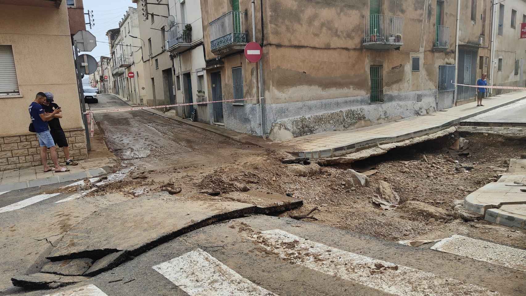Una calle dañada en Santa Bàrbara (Tarragona)