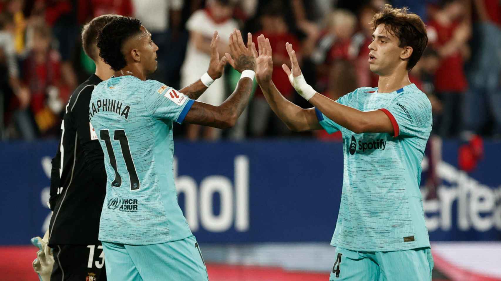 Joao Félix y Raphinha se felicitan tras la victoria del Barça en El Sadar