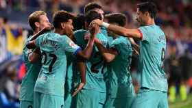 Los jugadores del Barça hacen piña tras el gol de Jules Koundé contra el Osasuna