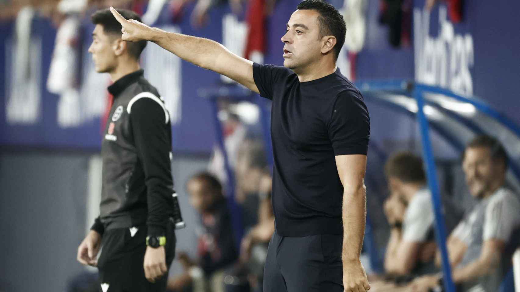 Xavi Hernández, durante el partido contra Osasuna en el Sadar / EFE