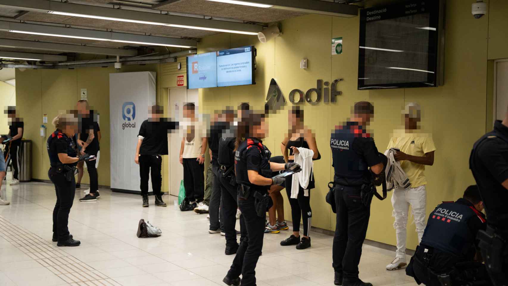 Operativo de Seguridad de Mossos d'Esquadra en conjunto a Policia Local de Sabadell y Policia Nacional en la estación de Renfe