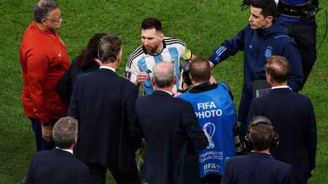Van Gaal, discutiendo con Leo Messi durante el Argentina-Holanda