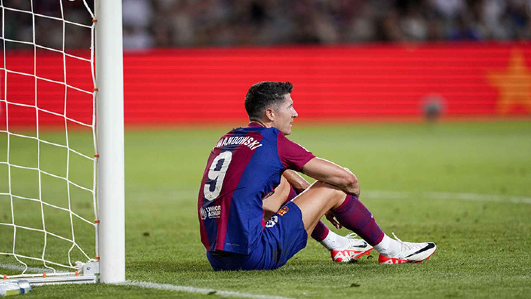 La frustración de Lewandowski tras fallar una ocasión de gol con el Barça