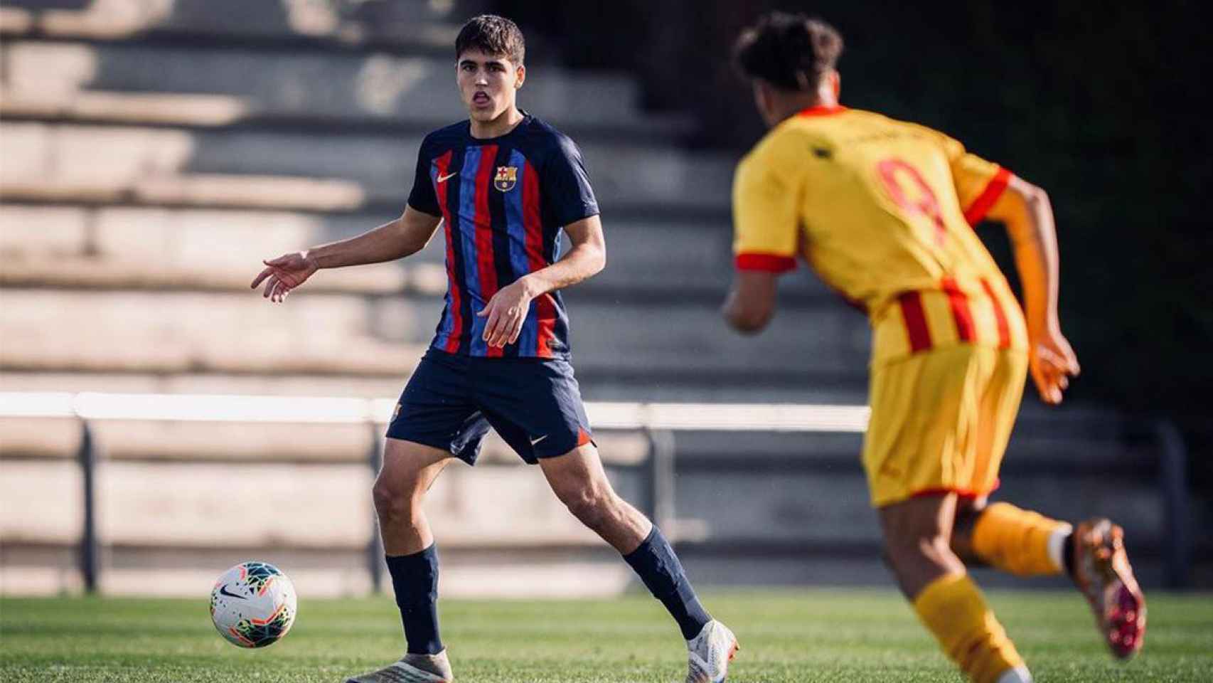 Pau Cubarsí, durante un partido con el Juvenil del FC Barcelona