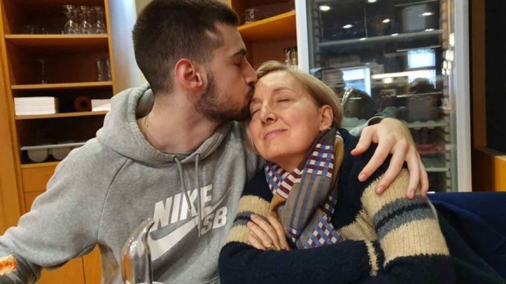 Josep Boan en la foto besa a su madre, María Pilar Rosanes