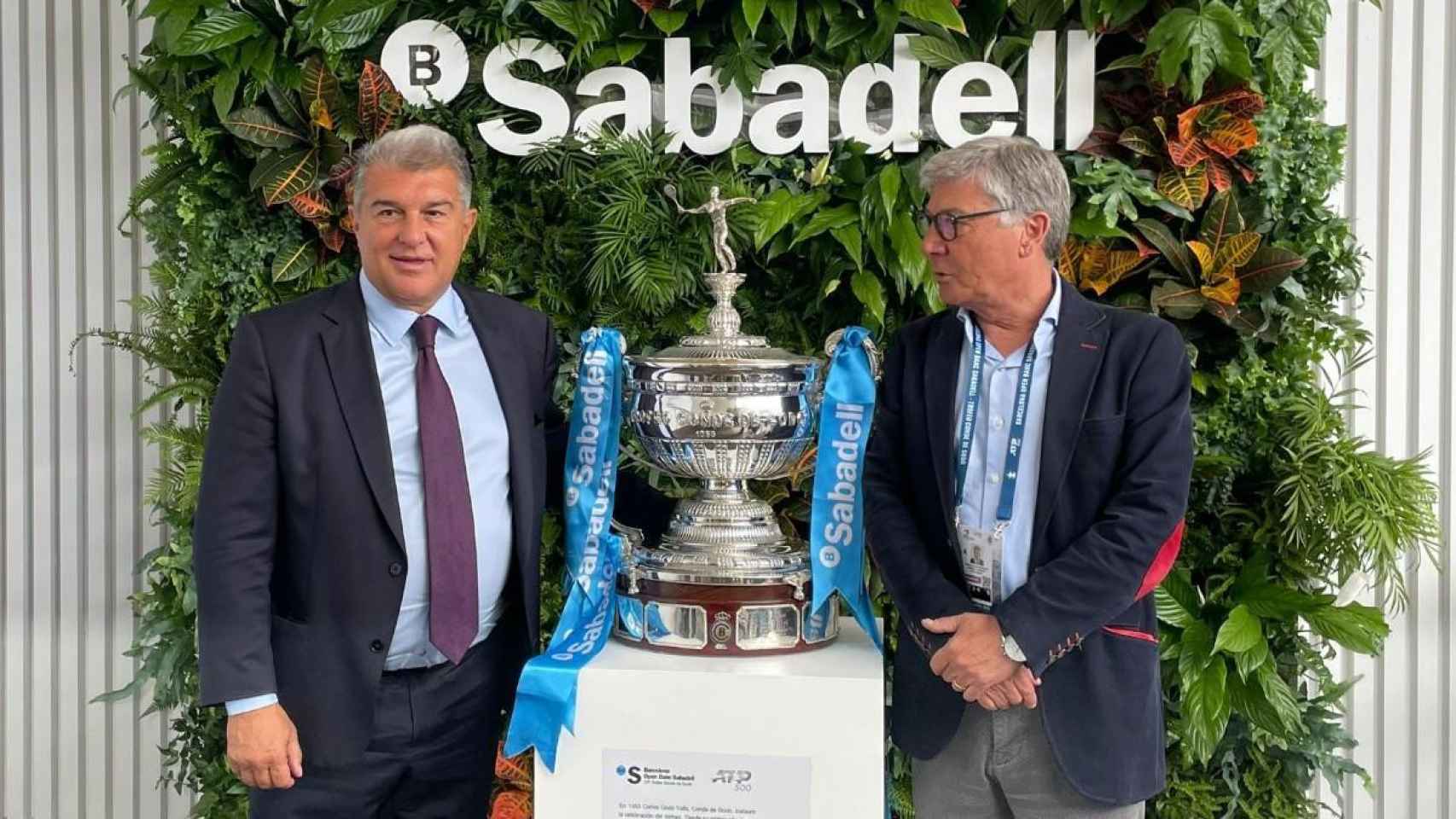 Joan Laporta y Gabriel Martínez posan junto al trofeo del Open Banc Sabadell