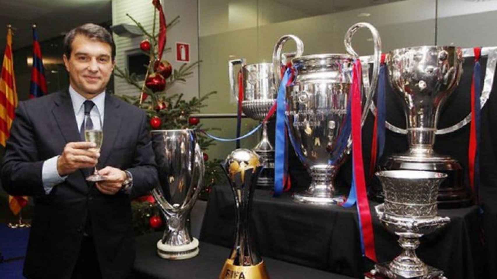 Joan Laporta posa con los seis trofeos que obtuvo el Barça en un mismo año