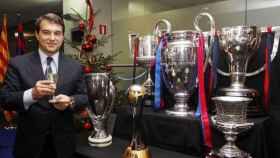 Joan Laporta posa con los seis trofeos que obtuvo el Barça en un mismo año