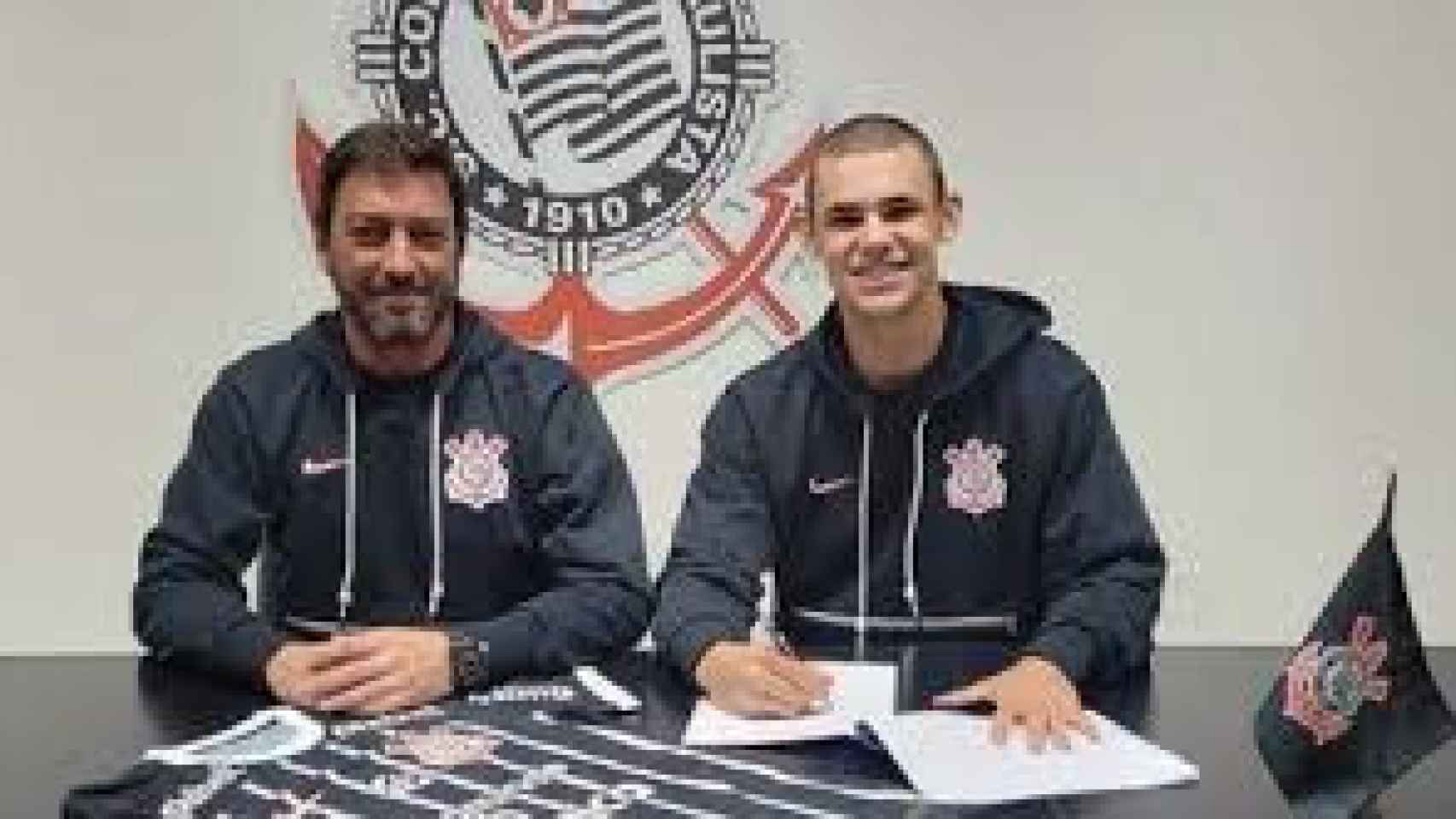 Moscardo, firmando su renovación con el Corinthians