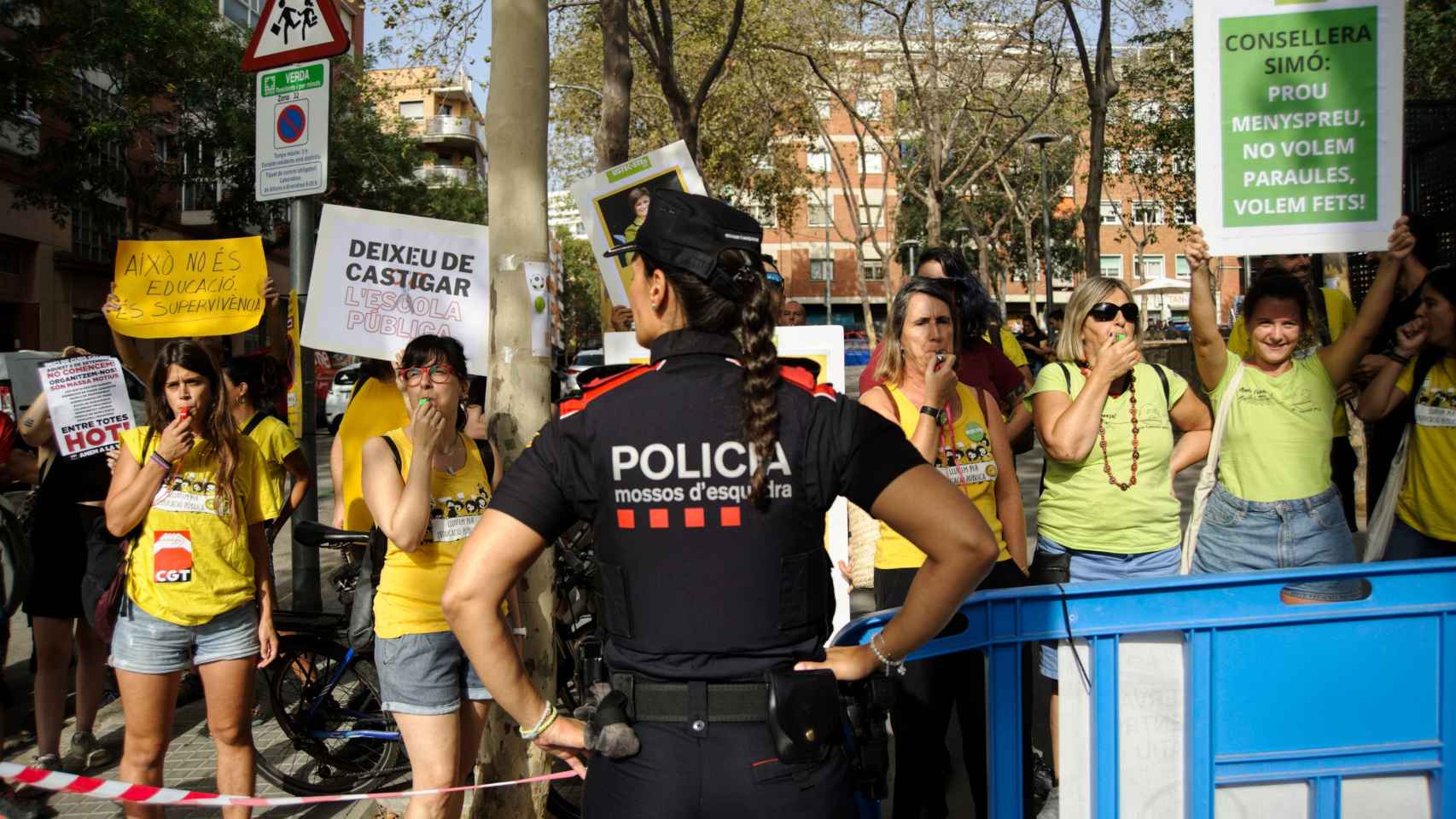 Protesta de docentes ante la escuela Mercè Rodoreda de Barcelona
