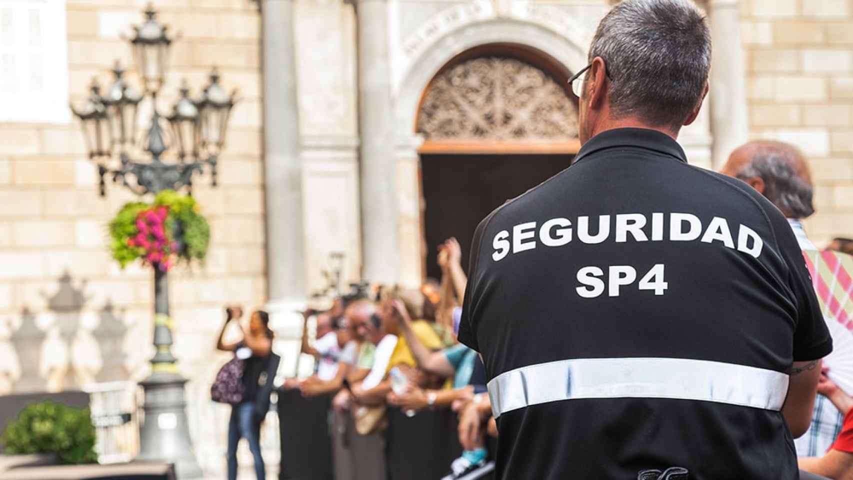 Personal de seguridad ante el Ayuntamiento de Barcelona