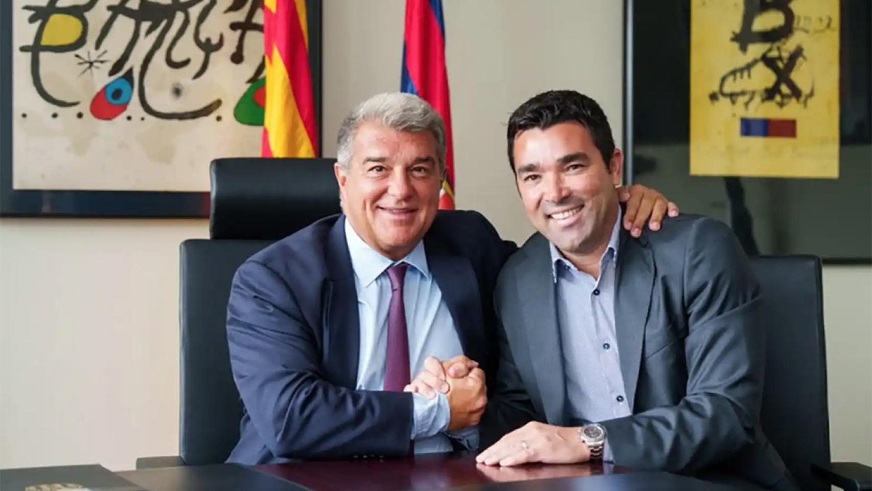 Deco y Laporta, estrechándose la mano tras firmar contrato