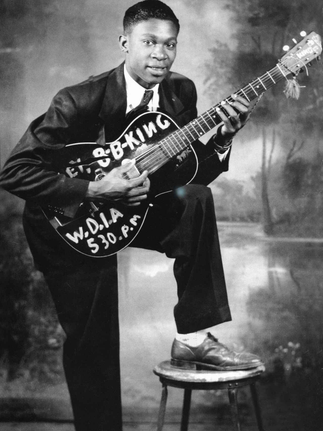 B.B. King, 'the Beale Street Blues Boy', en 1948 con 23 años posa para un anuncio de la estación de radio  WDIA de Memphis
