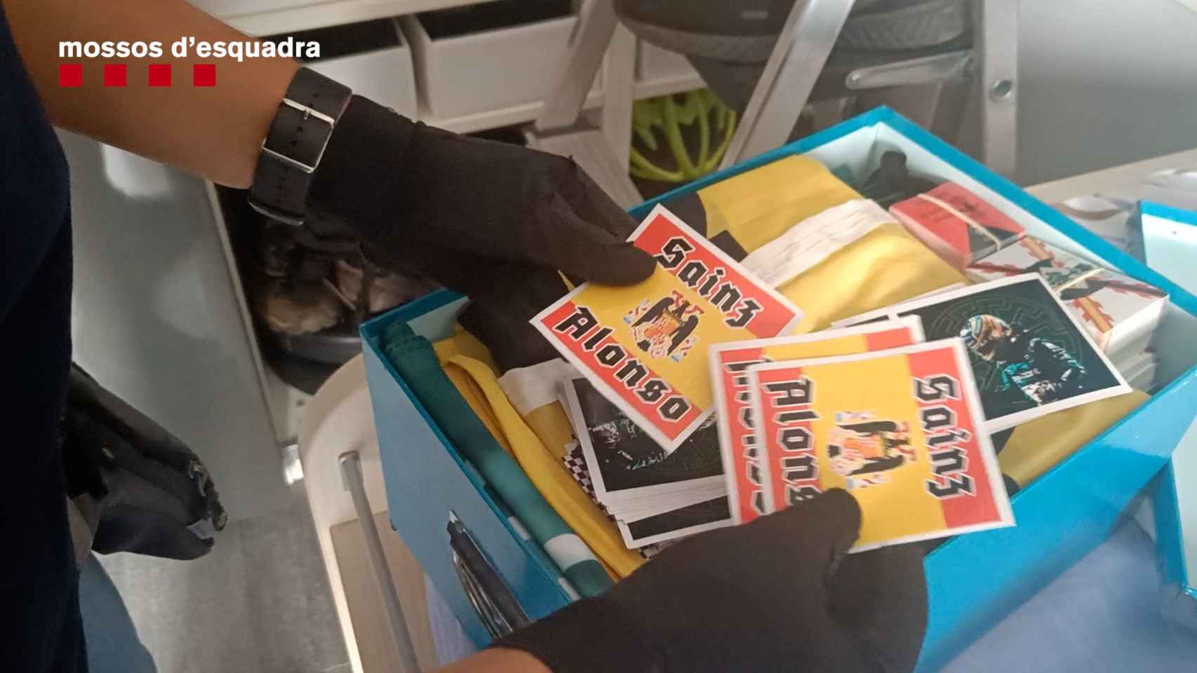 Simbología franquista hallada en el domicilio del detenido en Lloret de Mar