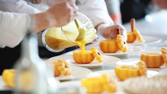 Chefs preparando unos platos.