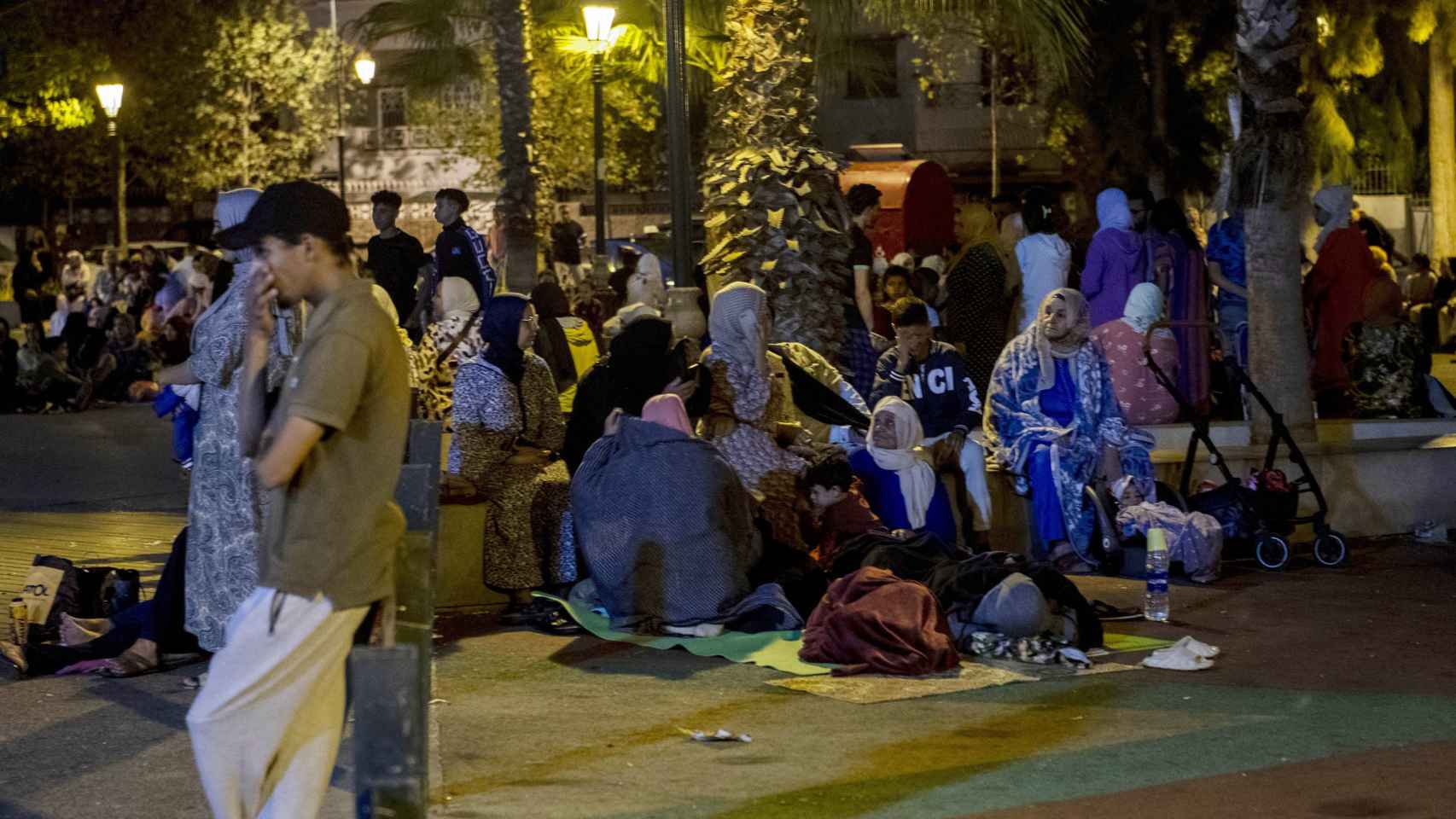 Varias personas pasan la noche en la calle en Rabat (Marruecos) tras el terremoto