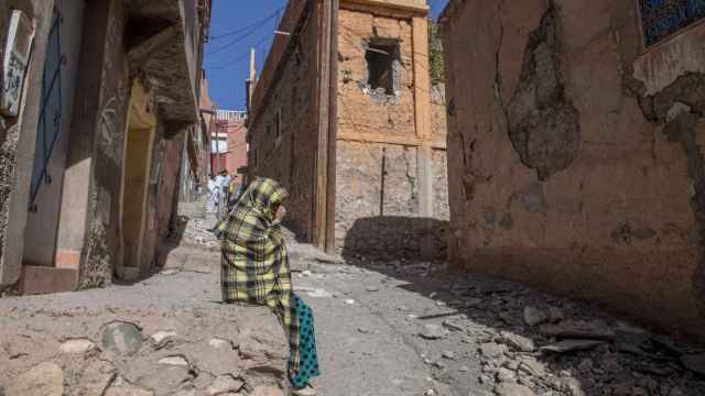 Una mujer se lamenta junto a un edificio dañado por el terremoto en Marrakech, Marruecos, 09 de septiembre 2023