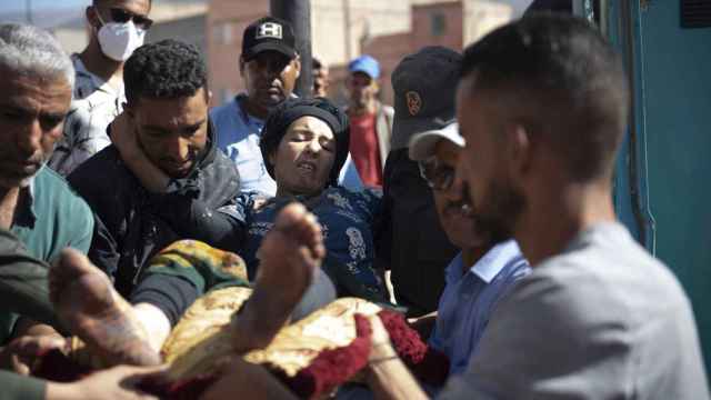 Evacuación de un herido durante el terremoto en Marrakech