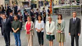 La presidenta del Parlament, Anna Erra (en el centro), junto con miembros de la Cámara del PSC, ERC y Junts ante el monumento a Rafael Casanova en la Diada