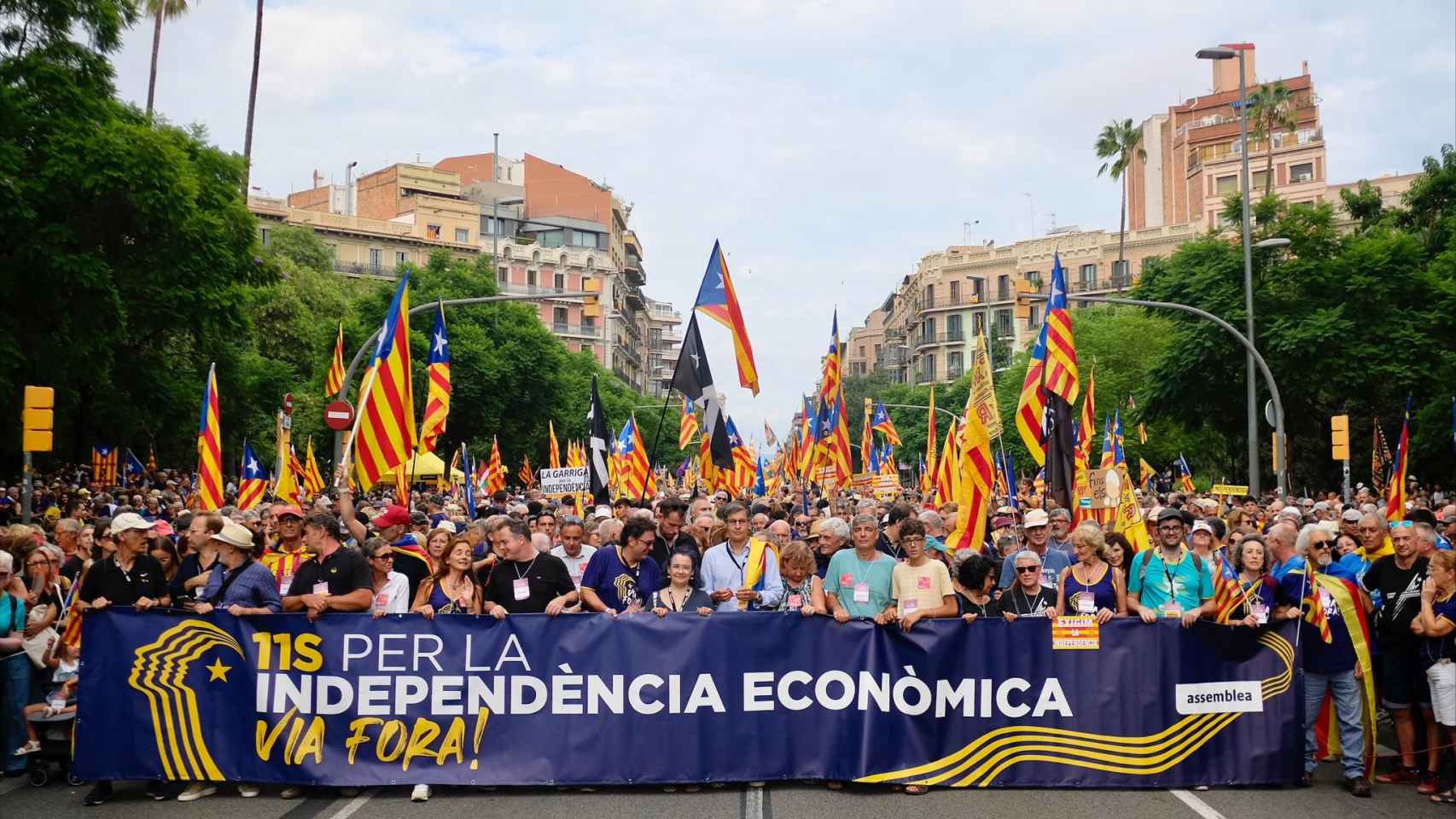 Manifestantes secesionistas en la plaza Letamendi durante la manifestación de la Diada en Barcelona