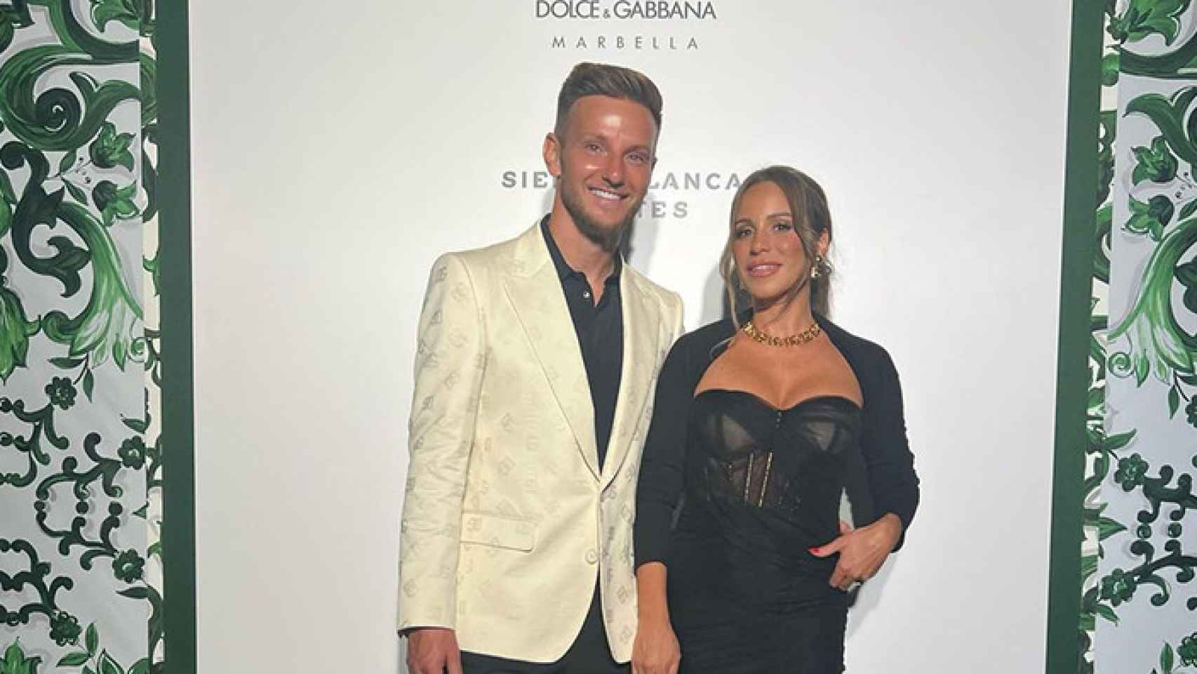 Ivan Rakitic, junto a su esposa, en una exposición de Dolce Gabbana