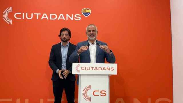 El líder de Ciudadanos en Cataluña, Carlos Carrizosa (dcha.), junto al secretario general, Adrián Vázquez / EP